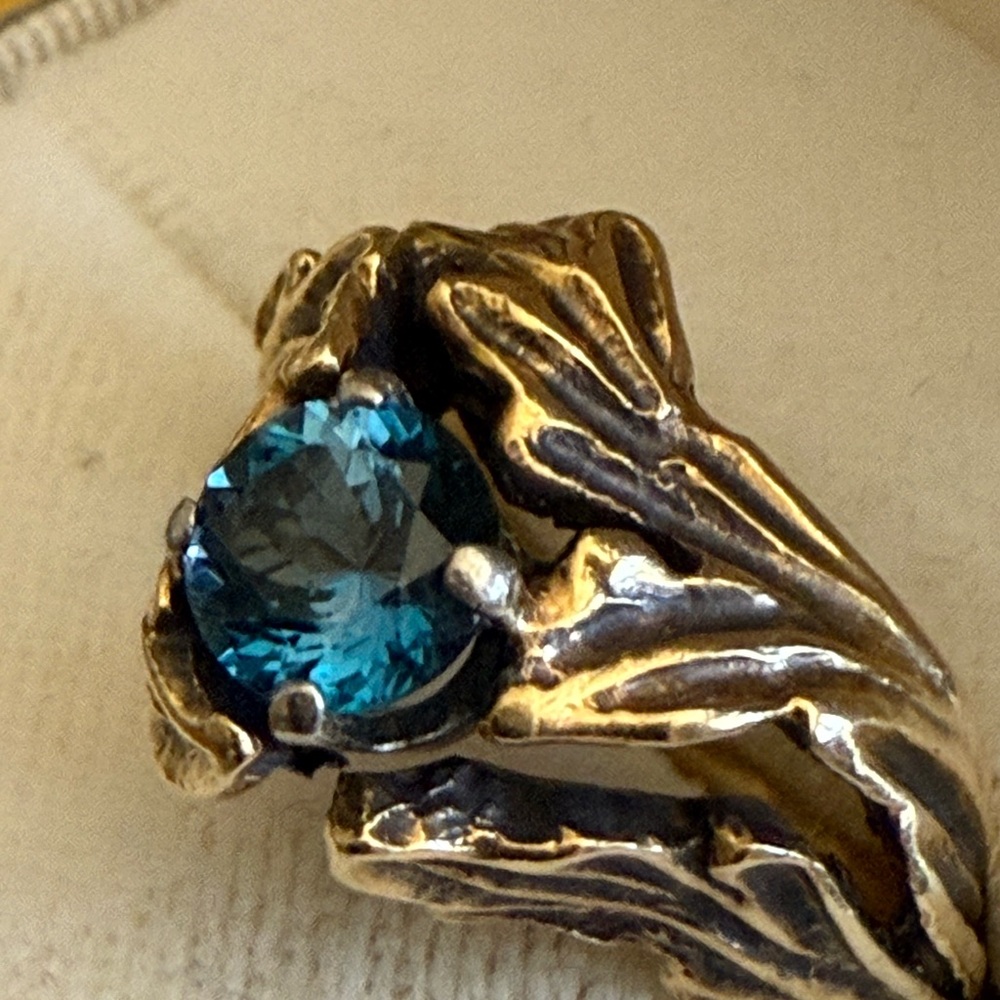 VTG flawless, one carat, natural, teal Montana Sapphire, 14k yellow gold ring 💎